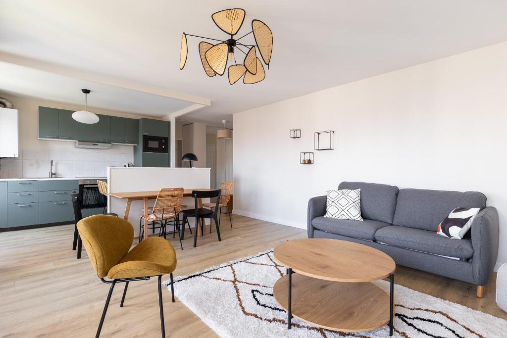 维勒班DIFY Republique - Villeurbanne的客厅配有沙发和桌子