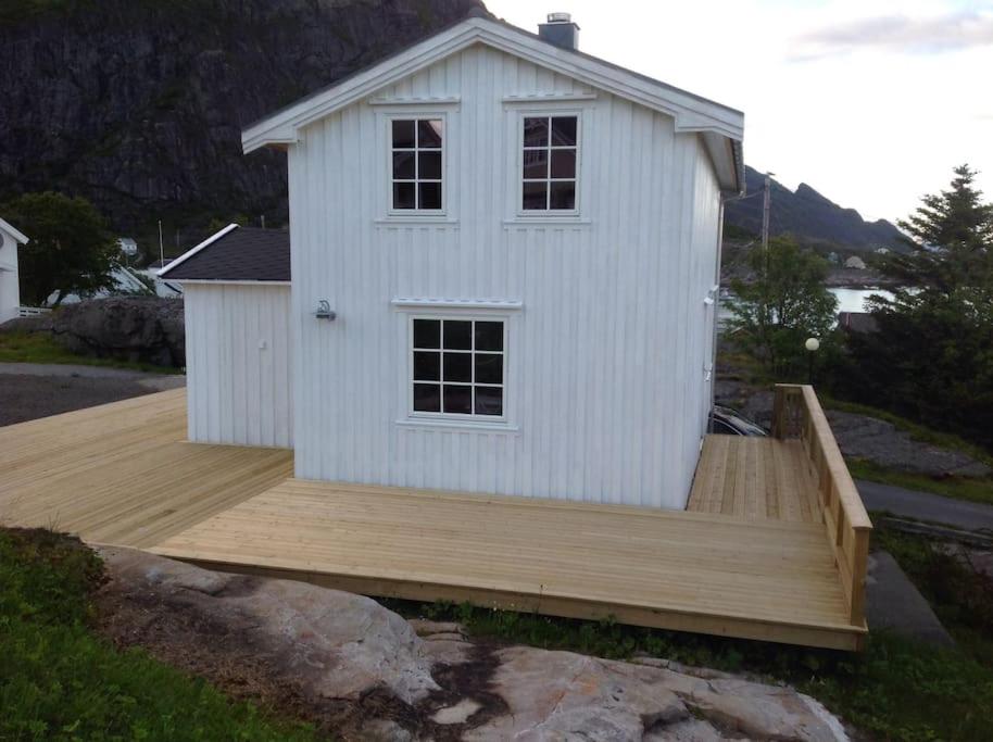 莫斯克内斯Å i Lofoten的木甲板上的房子