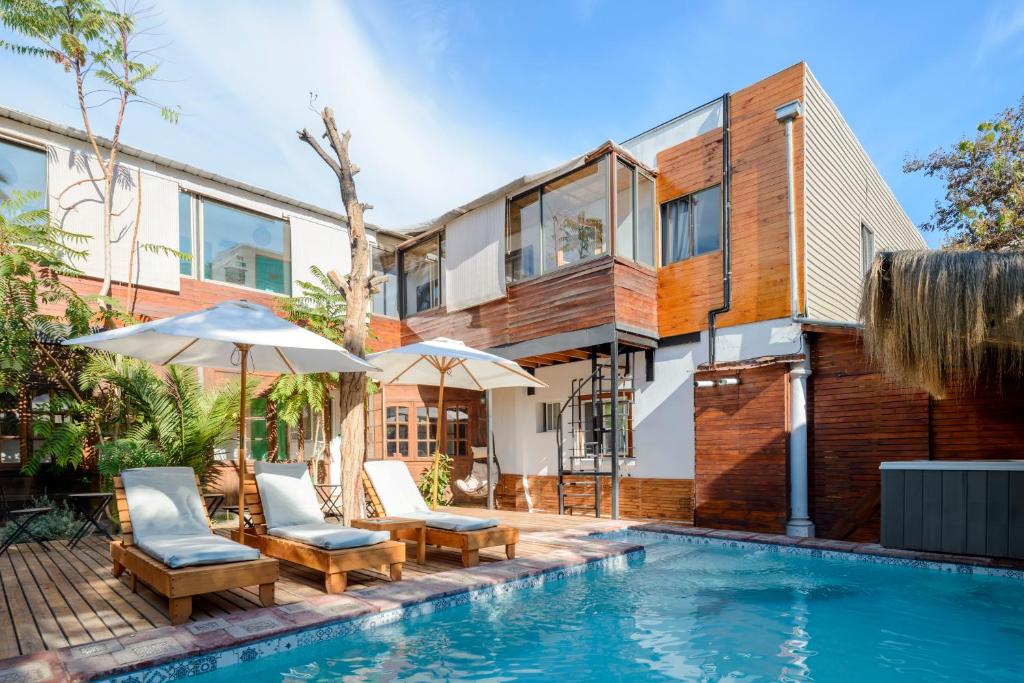 圣地亚哥Verde Madera Hostel B&B的享有带游泳池的房屋外部景致