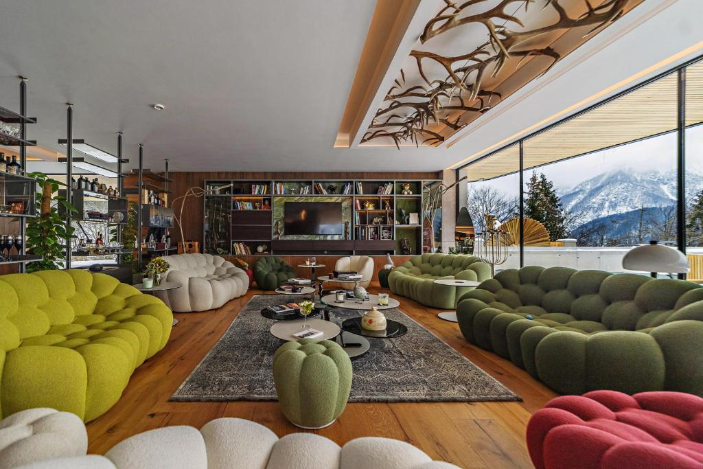 戈德马图杰克Chalet Sofija的带沙发和电视的客厅以及山脉