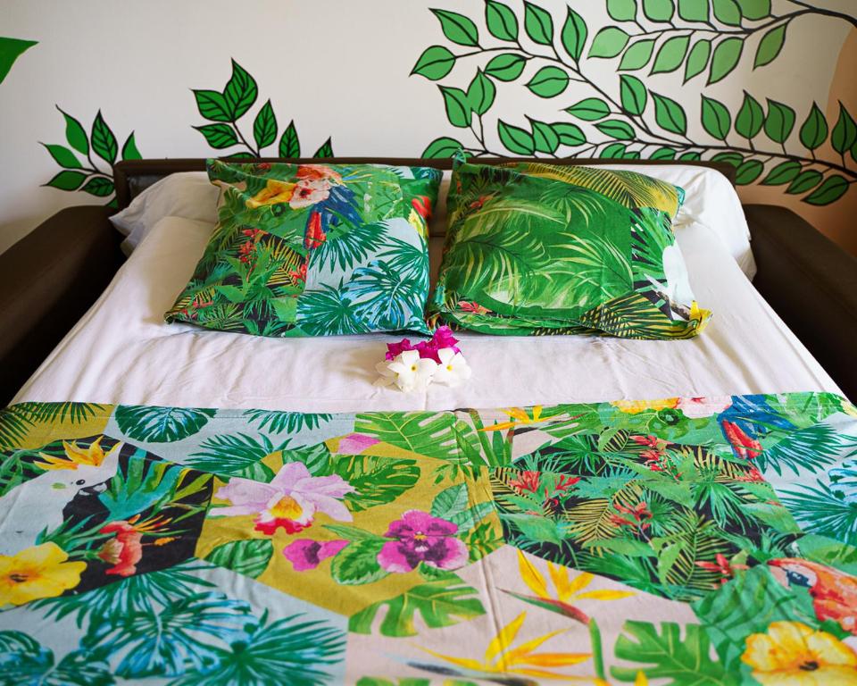 舍尔谢Studio Carambole by Sweety Stay的床上铺有色彩缤纷的床单和枕头