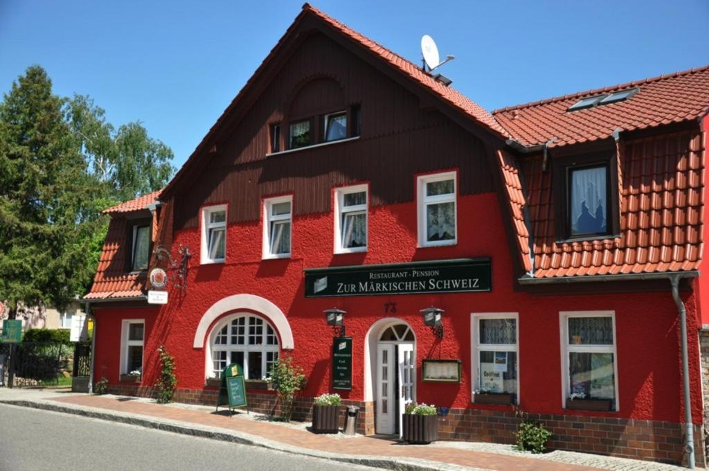 布科马克思赫瑞士餐厅&酒店的街道边的红色建筑