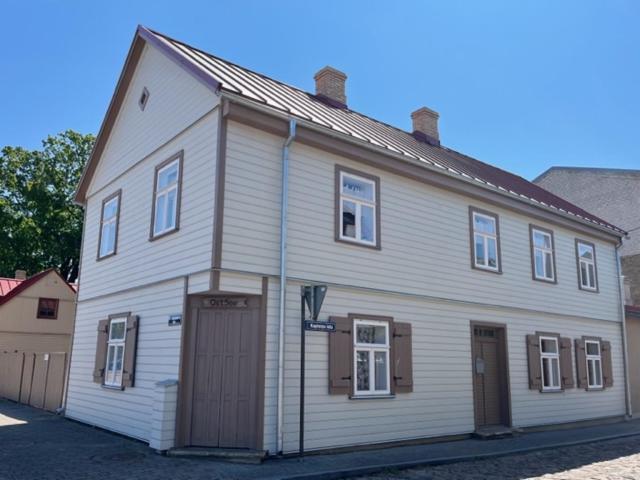 文茨皮尔斯Ostsee Apartments的街道上设有车库的大型白色房屋
