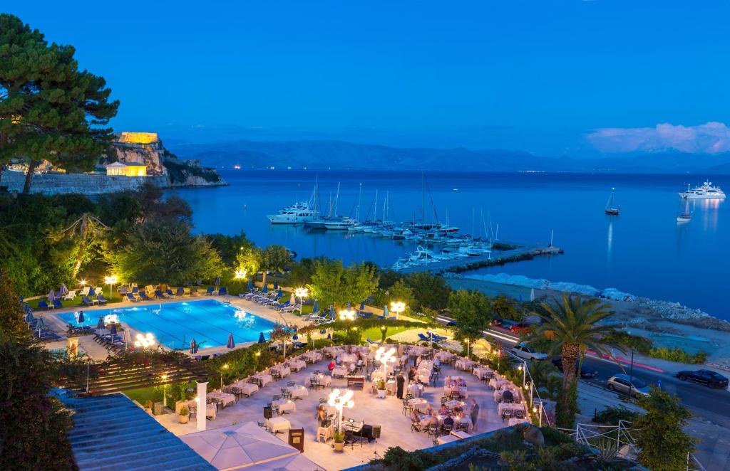科孚镇科孚宫酒店的享有游泳池的夜间景致