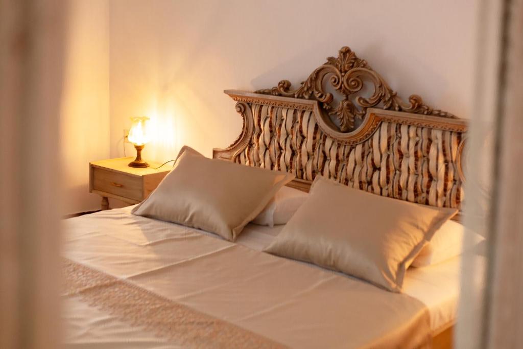 科托尔Casa Antica Druško的一间卧室配有一张大床和木制床头板