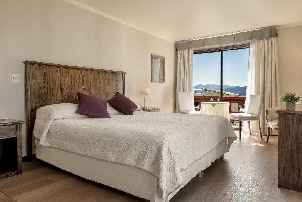 圣卡洛斯-德巴里洛切索芙特巴里洛切酒店的一间卧室设有一张大床和一个大窗户