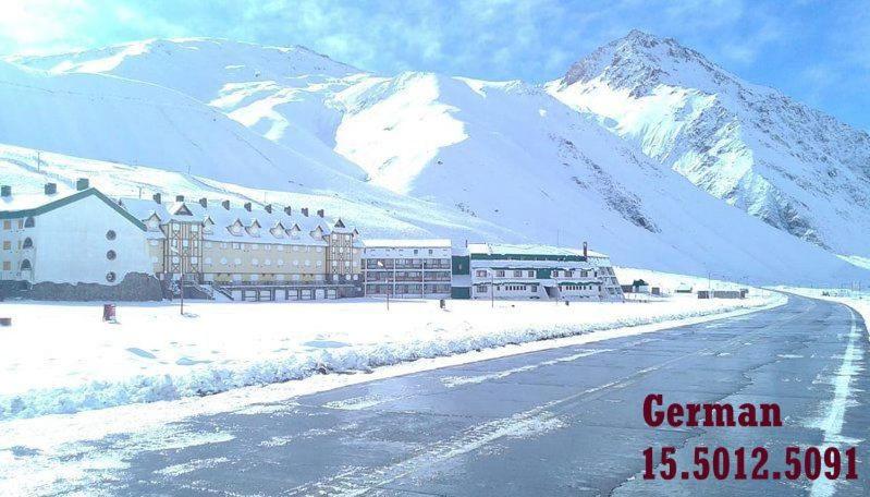 洛斯佩妮滕特斯Hermoso departamento frente a las montañas的雪中酒店,背景是一座山