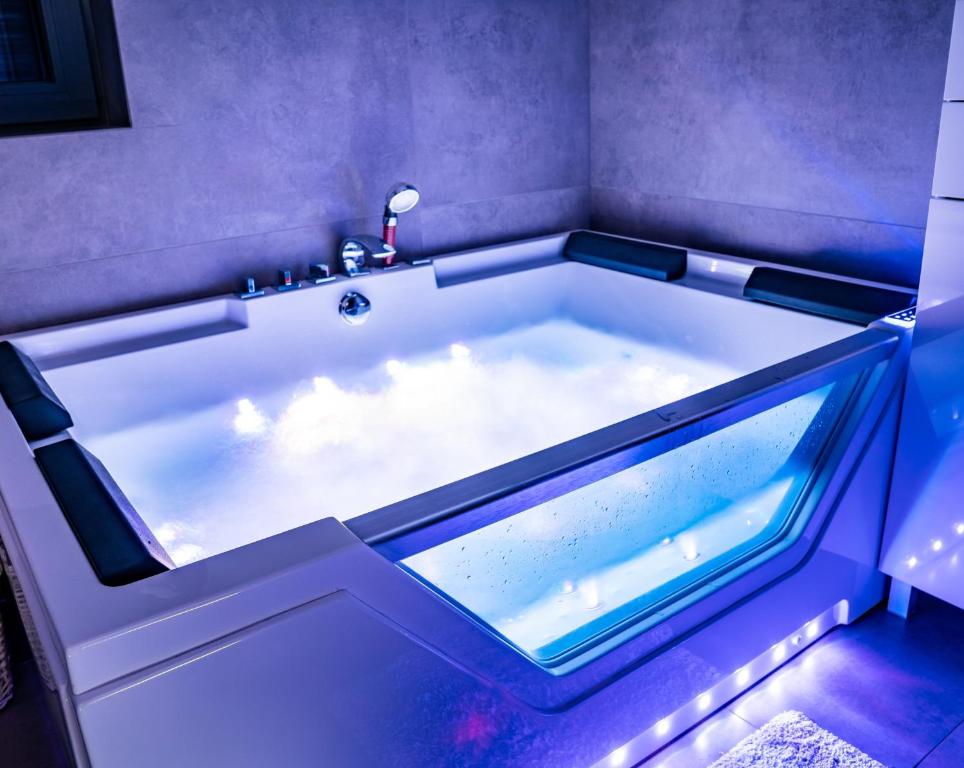 科沃布热格Domek hot tub jacuzzi Chillout的大型浴缸内有天空