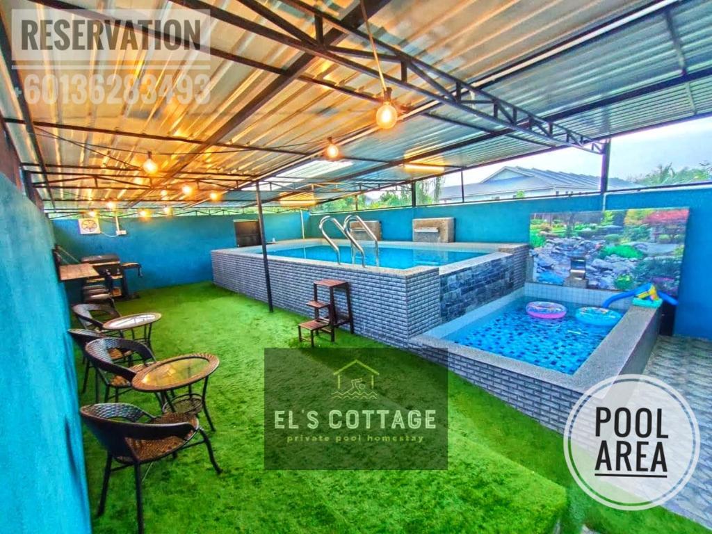 北根El's Cottage Private Pool Homestay的客房设有带桌椅的泳池区。