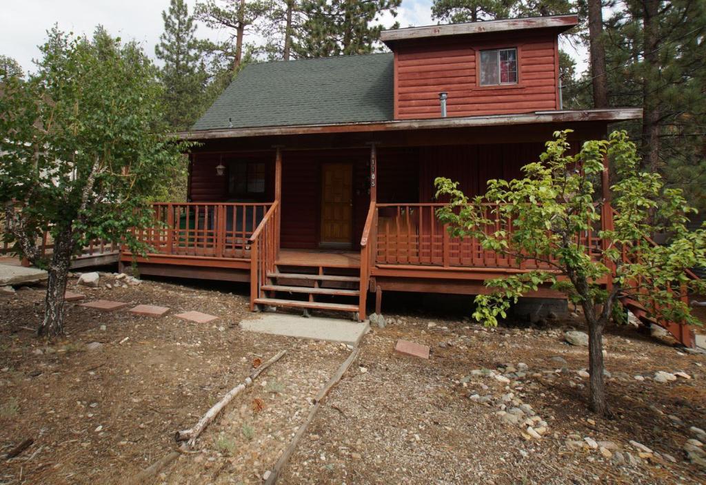 方斯金Canyon Cabin - A quaint cabin in a peaceful location yet close to Big Bear's attractions!的小木屋设有门廊和通往房屋的楼梯