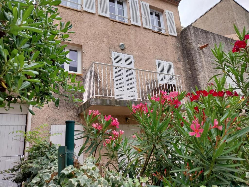 耶尔Appartement port de Hyères的公寓大楼设有阳台和粉红色的鲜花