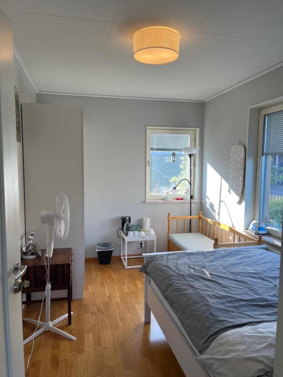 斯德哥尔摩A room in a villa close to Arlanda Airport的卧室配有1张床、风扇和窗户。