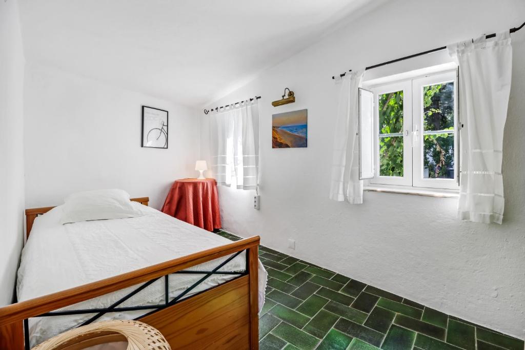 奥埃拉斯Casa do Mar - Golf Jamor的一间卧室设有一张床和一个窗口