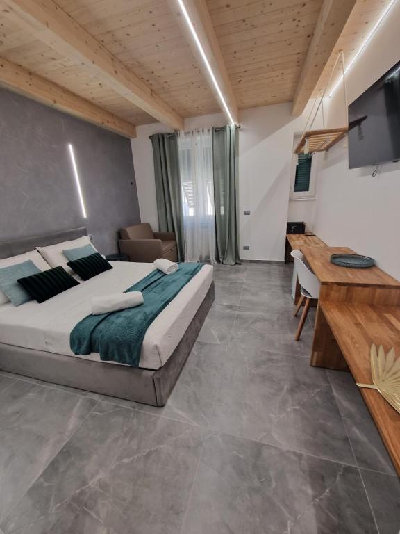 斯培西亚MARLA ROOMS的一间卧室设有一张大床和木制天花板