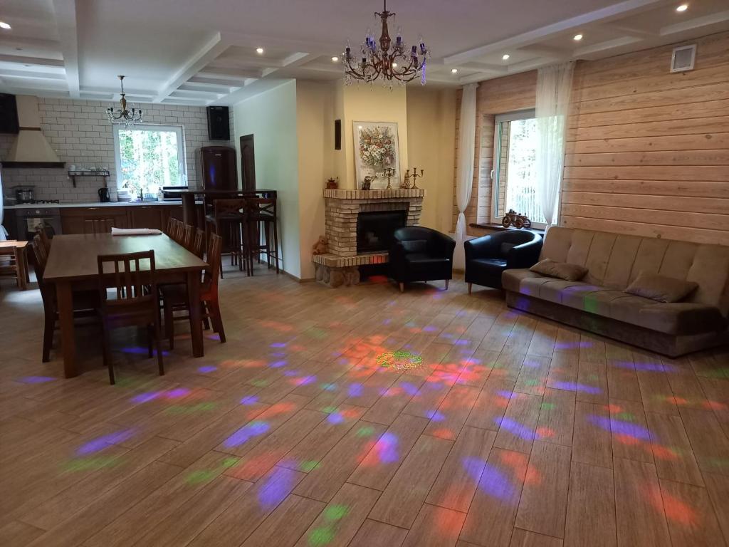 维尔纽斯Lesnoy holiday home的客厅里设有色彩缤纷的灯光