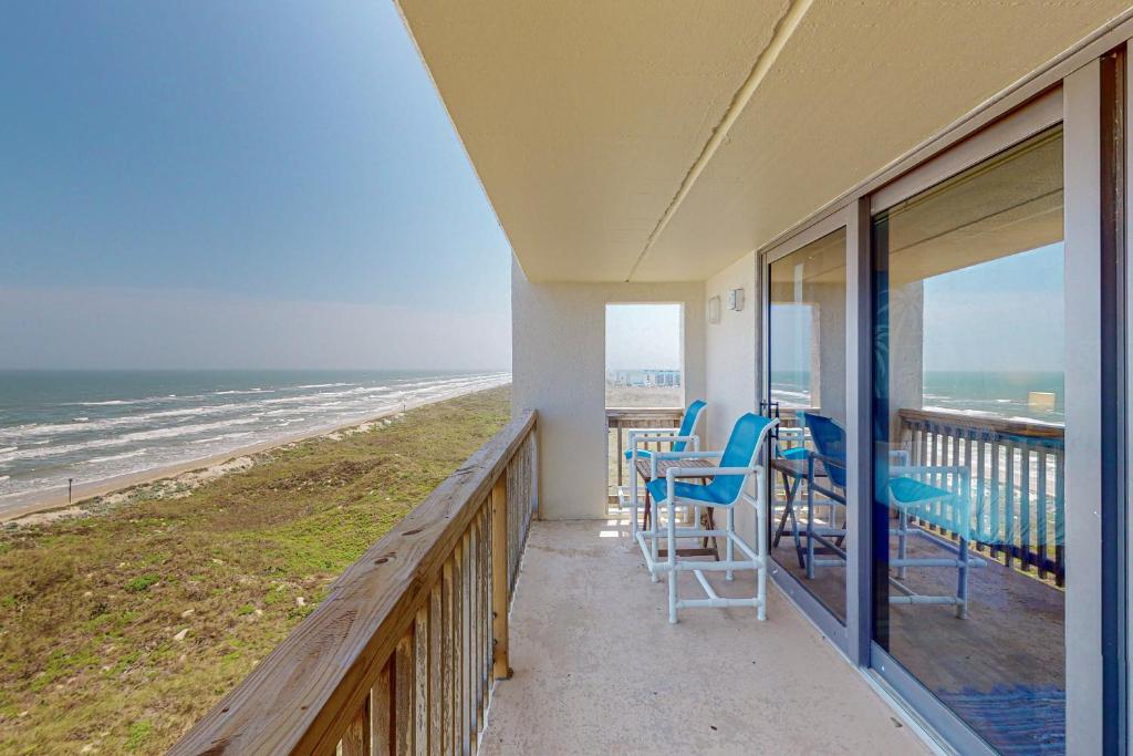马士腾海滩Gulf view, 7th floor condo, with boardwalk to the beach and pool的一个带椅子的阳台,享有海滩美景