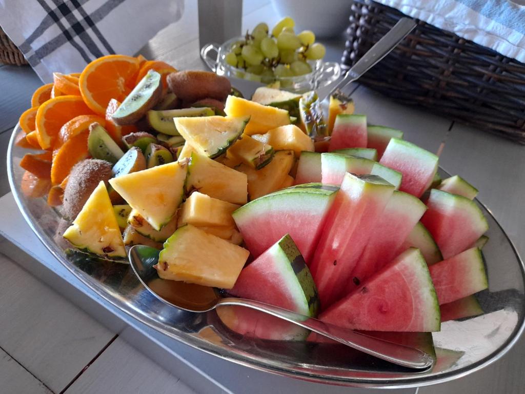 莫拉Kristinebergs Bed & Breakfast的桌上一盘带水果的食物