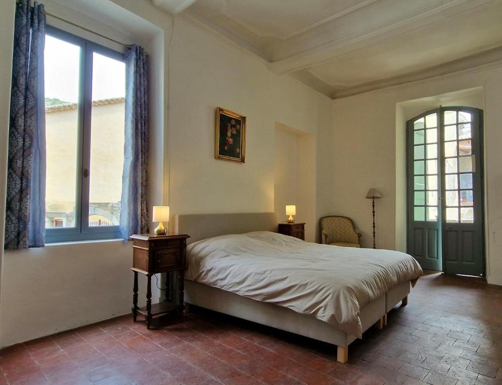昂迪兹La tour de Pezene的一间卧室设有一张床和一个窗口
