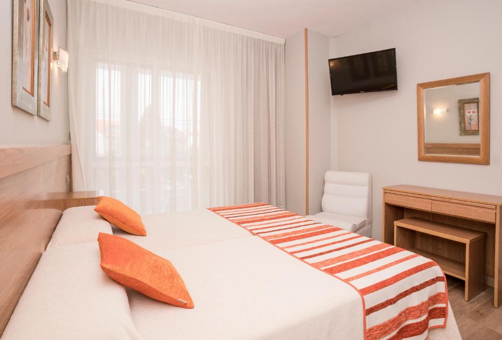 桑亨霍卡里布萨克森酒店的配有一张床和一张书桌的酒店客房