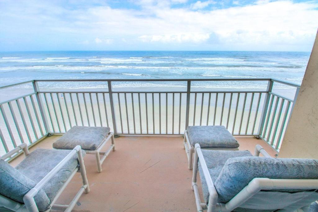 新士麦那海滩Sea Coast Gardens II 401的阳台配有椅子,享有海景。