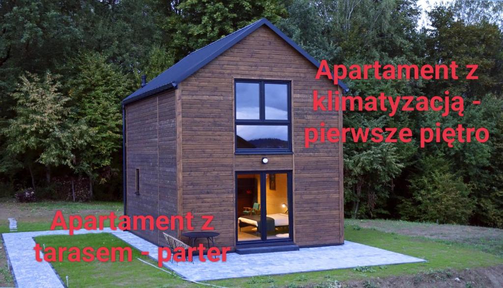 莱斯科Dzikie Lisko - Apartament z tarasem的展示了一个小房子,里面标有零件的名字