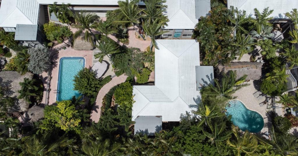 德尔雷比奇鹤海滨别墅精品酒店 的享有度假村的空中景致,设有游泳池和树木
