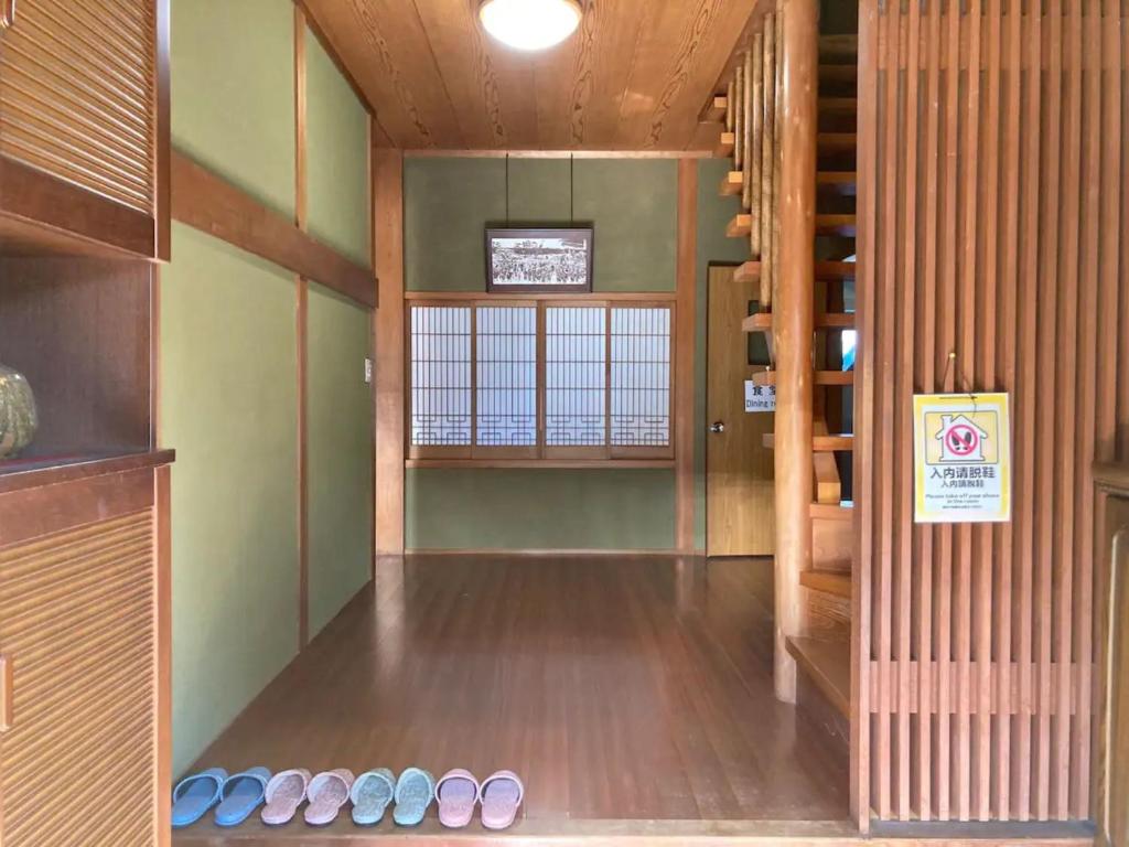 伊势市Minpaku Yagi - Vacation STAY 14700的一间铺有木地板的客房和一间带架子的客房