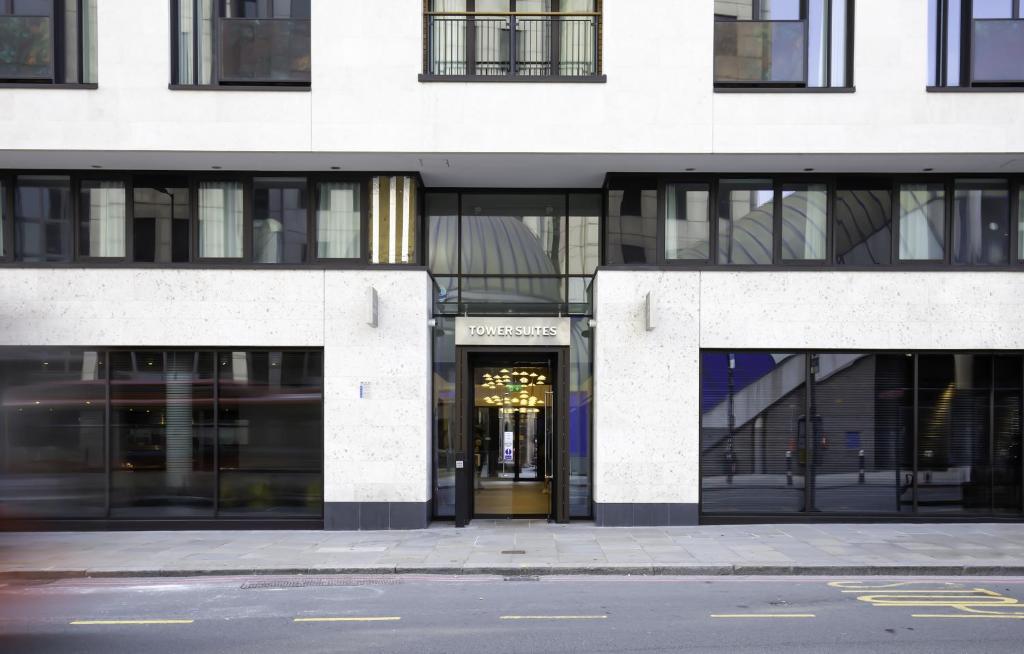 伦敦Tower Suites by Blue Orchid的街道中间有门的建筑