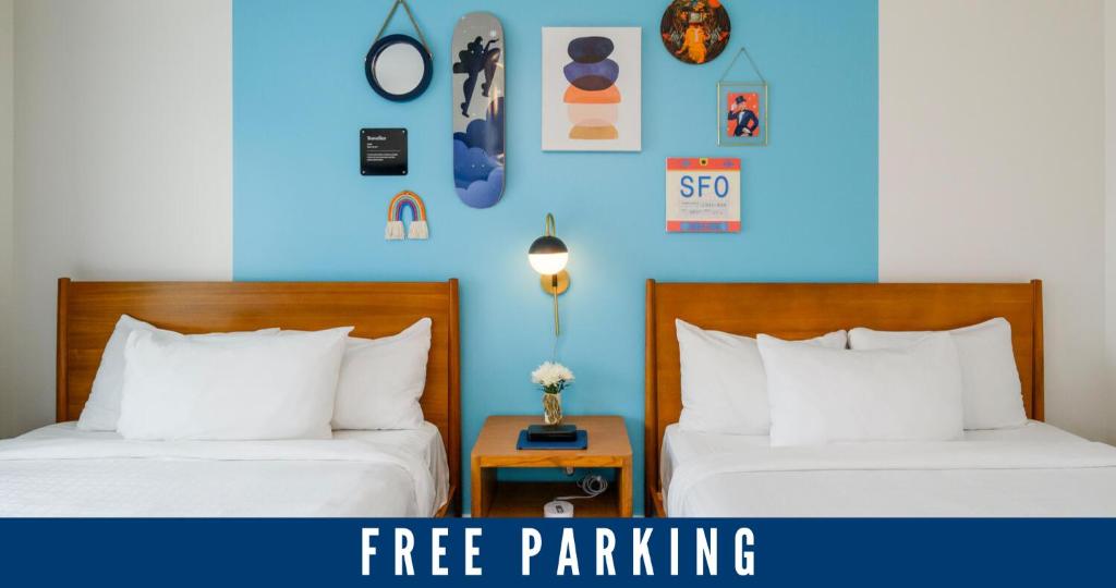 旧金山贝克汽车旅馆的蓝色墙壁客房的两张床