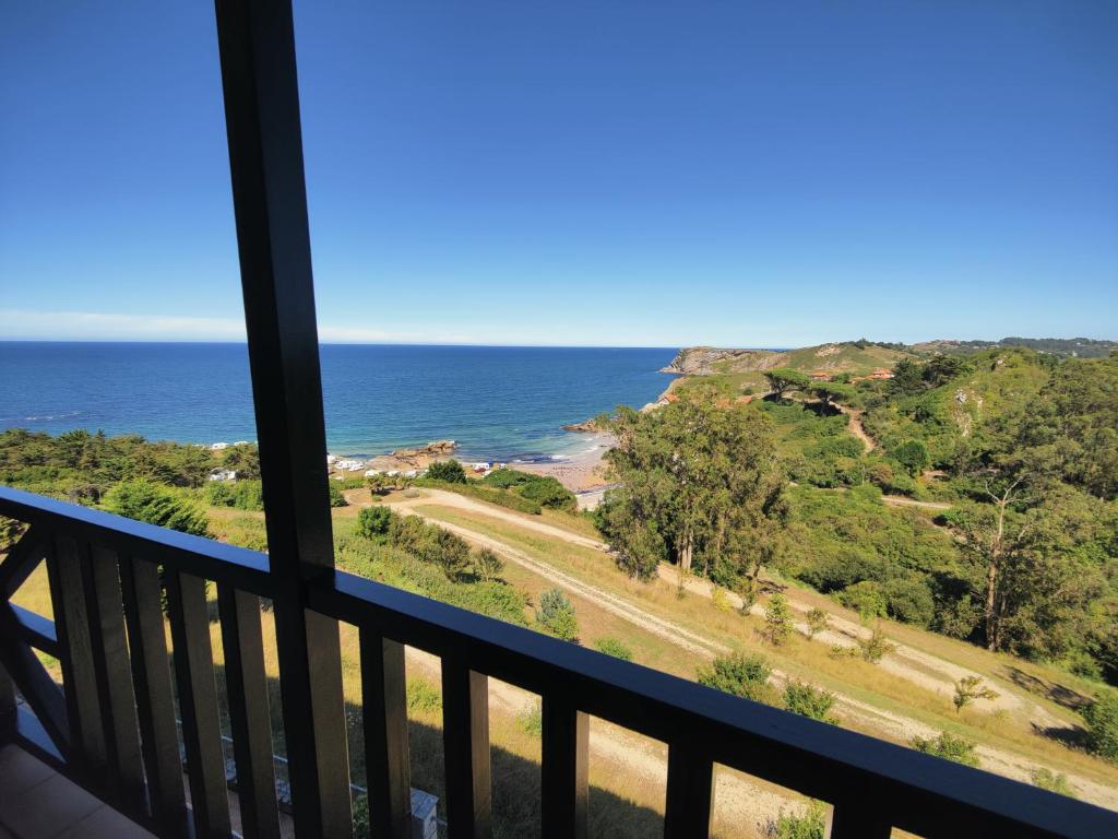 柯米拉斯Bonito dúplex con vistas al mar的阳台享有海景。