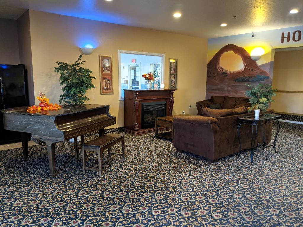 弗纳尔Horizon Hotel的客厅配有钢琴和沙发