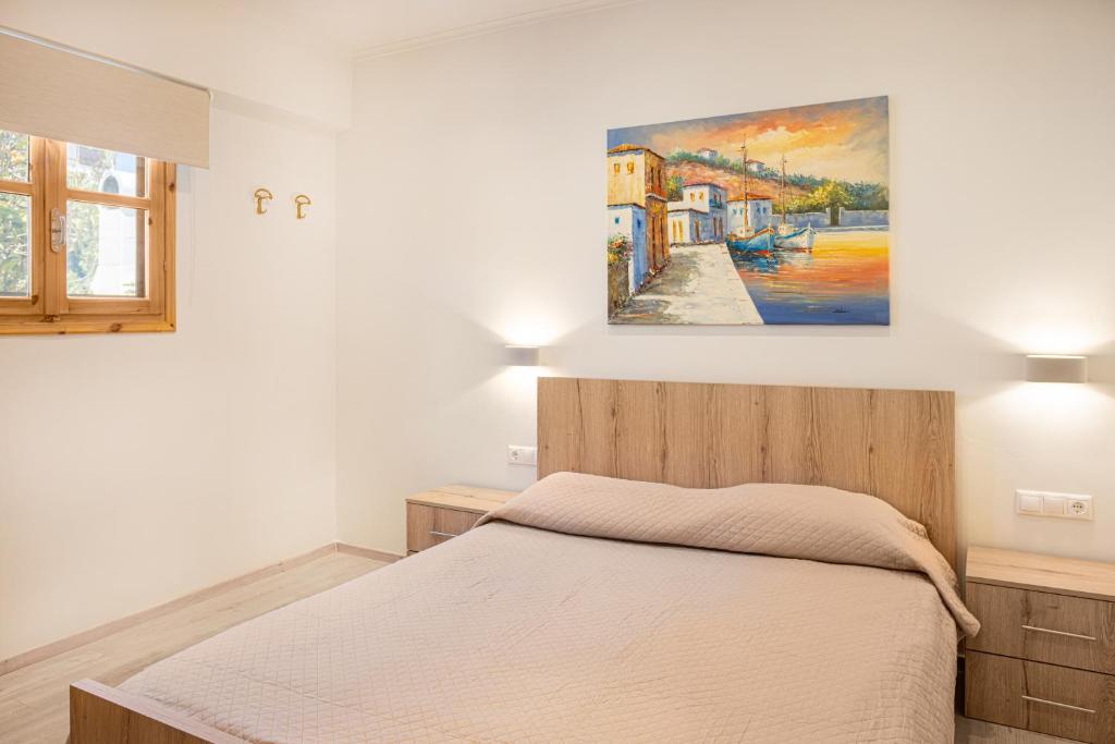 库卡里Fiera Luxury Apartments.的卧室配有一张床,墙上挂有绘画作品