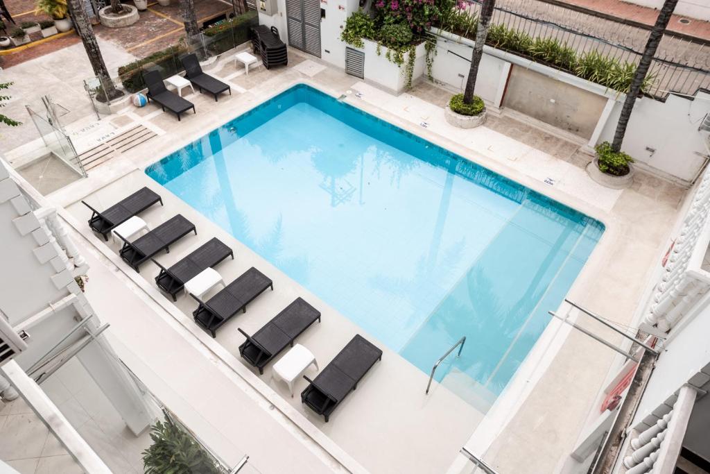 梅尔加Hotel Manantial Melgar的享有带椅子的大型游泳池的顶部景色