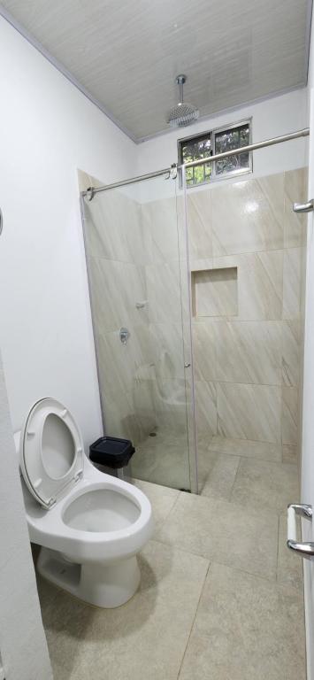 比列塔Villeta Casa de Campo caracoli spa的一间带卫生间和玻璃淋浴间的浴室