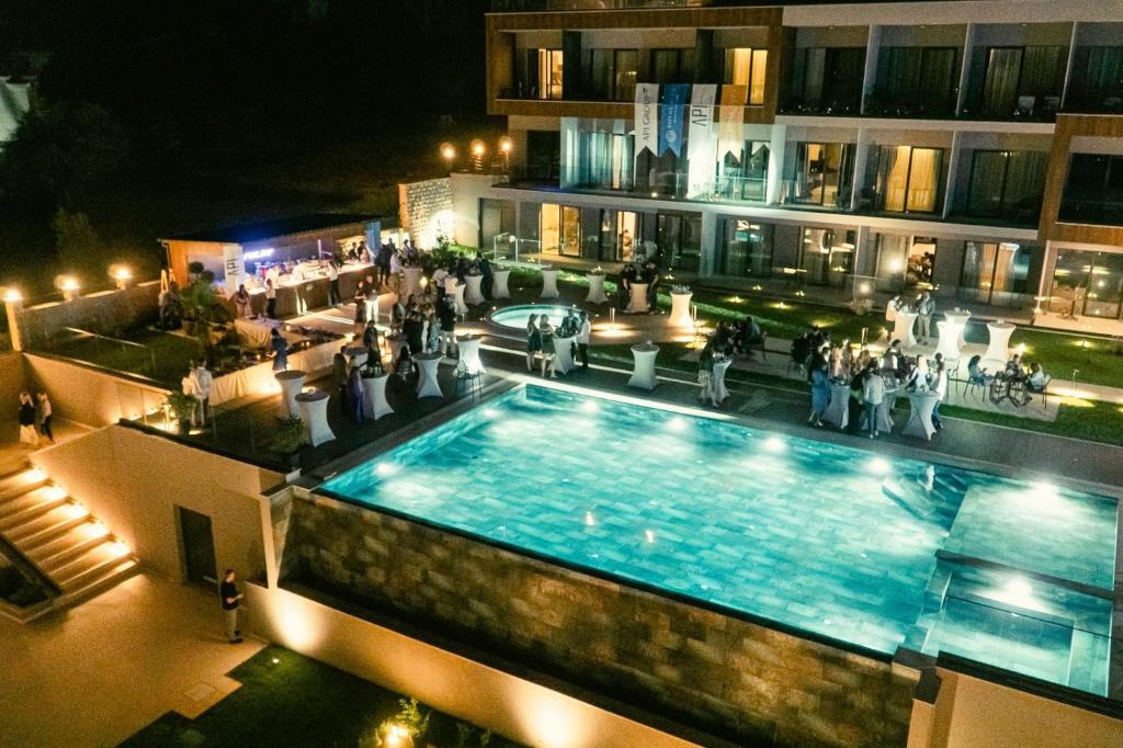 蒂瓦特Royal Blue Resort & Residences的享有游泳池的顶部景色