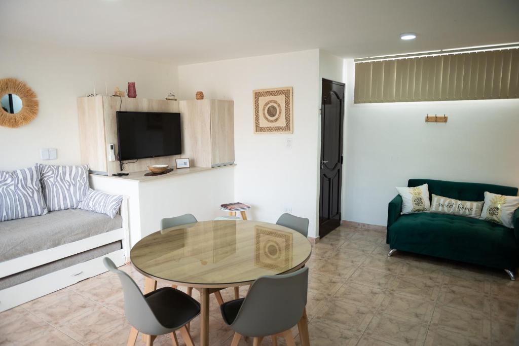 迈普Maipu Luxury Apartment的客厅配有桌子和沙发
