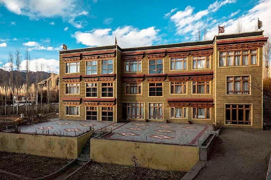 列城Hotel Alpine Ladakh的一座拥有许多窗户的大型建筑