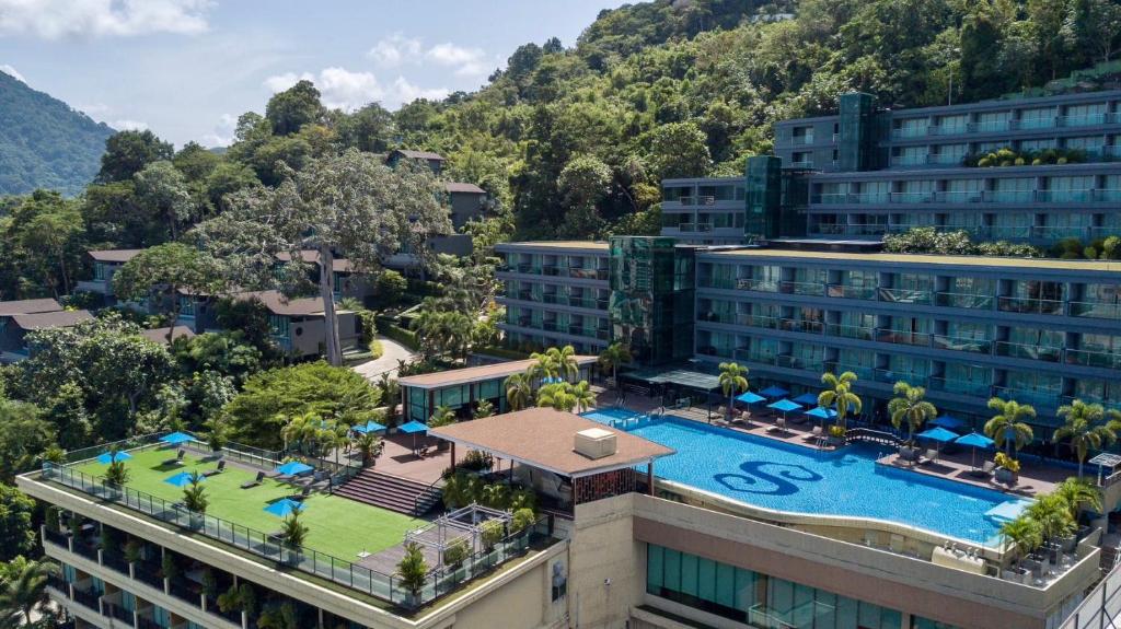芭东海滩The Senses Resort & Pool Villas - SHA Plus的享有酒店空中美景,设有游泳池