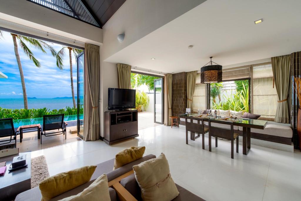 苏梅岛The Sea Koh Samui Resort and Residences by Tolani - SHA Extra Plus的海景客厅