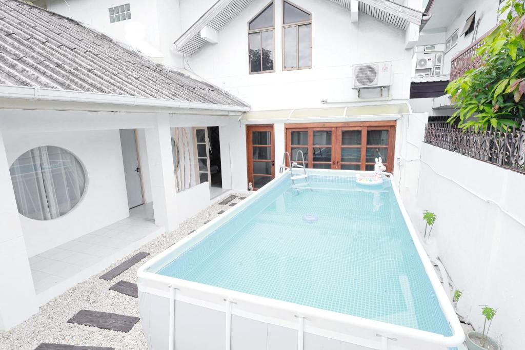 曼谷Ratchada Retreat Boutique Villa 1的一座房子庭院中的游泳池