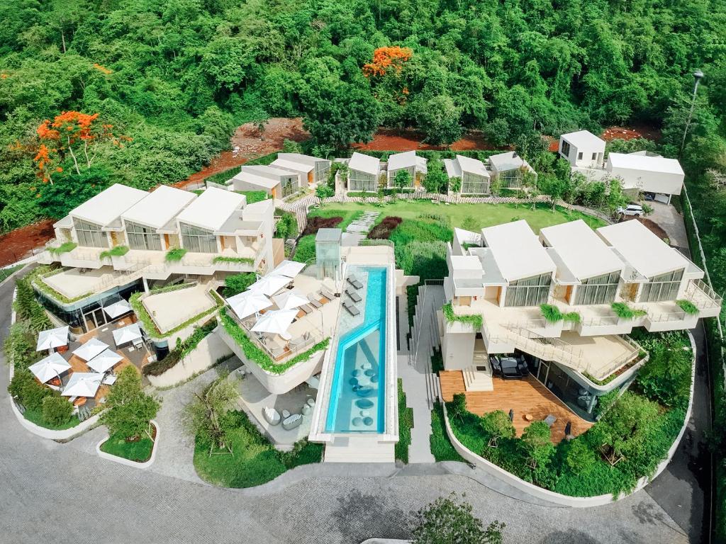 慕斯Hotel MYS Khao Yai的享有大厦空中美景,设有游泳池