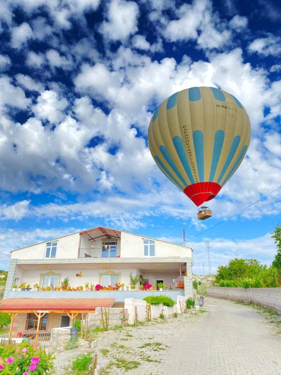 于尔居普Unique villa in Cappadocia的飞过房子的热气球