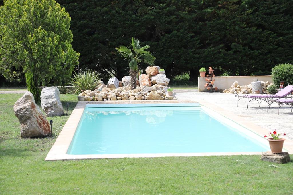 佩尔蒂La Bastide au coeur de la Provence的院子里的大型蓝色游泳池