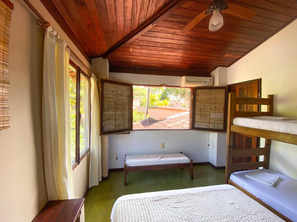 阿拉亚尔达茹达Ôxe Uai Hostel的客房设有两张双层床和一扇窗户。