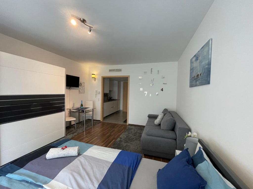 韦伦采Relax and Spa - DeLux Apartman的一间卧室配有一张床和一个沙发