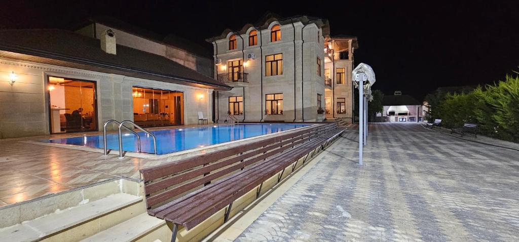 巴库Buzovna Villa的大楼前带游泳池的房子