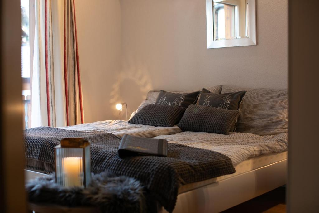 萨斯费Residence Chateau的一间卧室配有一张带蜡烛的床