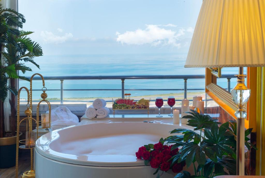 特拉布宗Andalouse Elegant Suite Hotel的海景客房内的浴缸