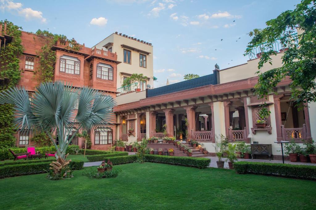 焦特布尔Daspan House的享有带庭院的建筑的外部景色