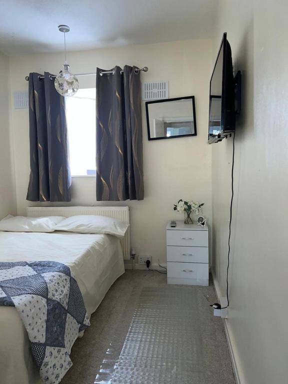 卢顿Single room with Smart Tv的一间卧室配有一张床和一台电视